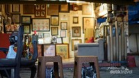 Salah satu outlet yang ada di Pasar Seni Ancol, tersedia berbagai hasil produk dan karya seni. baik berupa lukisan ataupun benda - benda seni lainnya.