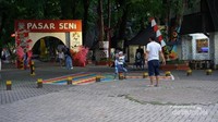 Pintu masuk Ancol unik, sudah memberikan kesan yang berbeda dengan destinasi pada umumnya.
