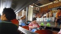 Bila tertarik untuk belanja, mendekatlah ke kios tersebut