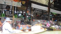 Uniknya belanja di pasar terapung, rasakan sensasinya.