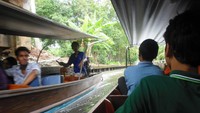 Berpapasan dengan sampan wisatawan lain