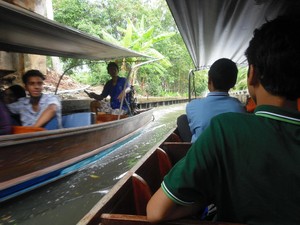 Pasar Terapung Damnoensaduak Bikin Penasaran!