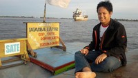 Di atas perahu menikmati pasar terapung sambil menunggu hidangan soto Banjar