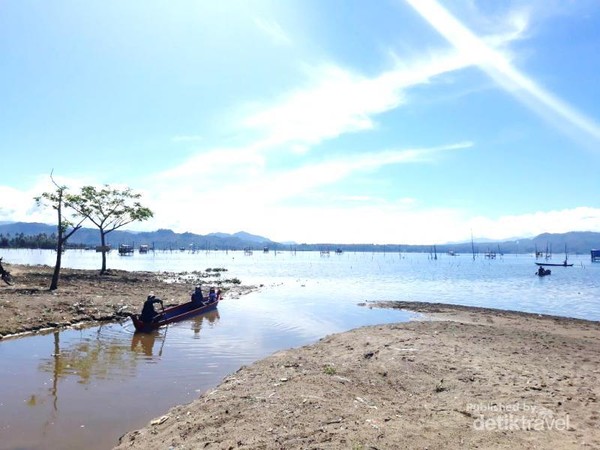  Pasir Panjang  Sensasi Wisata Pantai di Tepian Danau