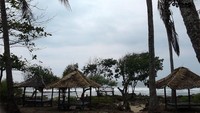 Saung-saung di Pantai Pasir Putih Cihara