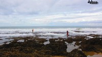 Batuan Karang di Pantai Pasir Putih Cihara