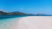Pulau Mekko berupa pasir timbul yang putih bersih dengan perairan dangkal dan tenang