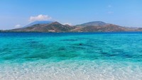 Gradasi warna pantai dan air laut di perairan pulau Mekko