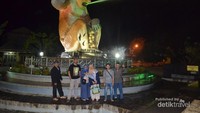Pengunjung berfoto bersama di depan maskot