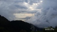 Teluk Aimere dan lautan awan dari atas bukit Wolowio.