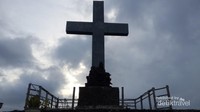 Tugu Salib dan Patung Yesus di atas bukit