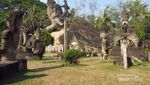 Patung-patung Hindu & Buddha Berdiri Berdampingan di Taman Ini