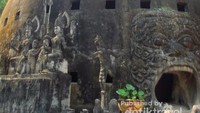 Bangunan menyerupai labu yang memiliki tiga lantai dan tiap lantainya memiliki masing-masing cerita: neraka, bumi dan surga