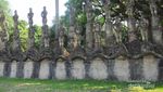 Patung-patung Hindu & Buddha Berdiri Berdampingan di Taman Ini