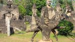 Patung-patung Hindu & Buddha Berdiri Berdampingan di Taman Ini