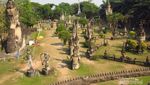 Patung-patung Hindu & Buddha Berdiri Berdampingan di Taman Ini