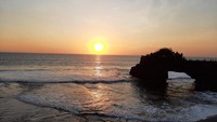 Indahnya sunset di Tanah Lot, Bali