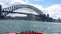 Sydney Harbour Bridge tampil gagah melintasi Pelabuhan Sydney