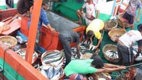 suasana di perahu nelayan