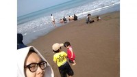 Bersama ibu, aa ken dan dede asima di pantai citepus