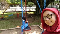 Dede asima yang lagi asik main ayunan di hotel augusta citepus pelabuhan ratu