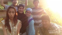 Berfoto bersama