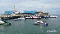 Aktifitas Pelabuhan Tanjung Batu di dominasi oleh speed boat yang akan mengantar wisatawan