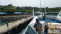 Kapal merapat di pelabuhan