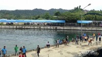 Warga Waisai yang terbiasa menyambut wisatawan