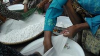 Mengayak hingga diperoleh butiran yang paling halus