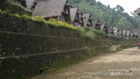 Jajaran Leuit (lumbung padi) kepemilikan Abah