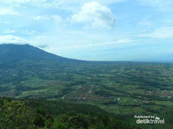 Pemandangan 5 Gunung di Jateng dari Puncak Telomoyo