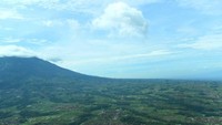 Gunung Sumbing yang menawarkan eksotisme pemukiman dibawahny