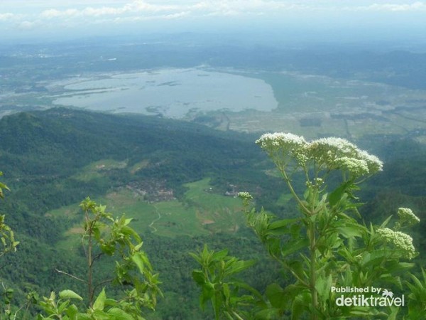 Pemandangan 5 Gunung di Jateng dari Puncak Telomoyo