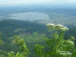 Pemandangan 5 Gunung di Jateng dari Puncak Telomoyo