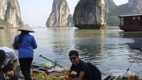 Membeli buah di pedagang terapung