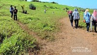 Perbukitan di sekitar Tebing Banyu Mulok