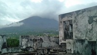 latar belakang Benteng Tolukko berhadapan dengan Gunung Gamalama.