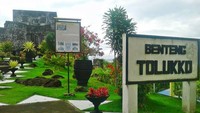 Benteng Tolukko terletak diatas bukit dengan latar belakang Pulau Halmahera, Tidore dan Maitara.