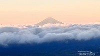 Lautan awan yang terlihat dari atas bukit