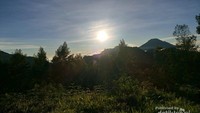 Keindahan matahari pagi dari puncak