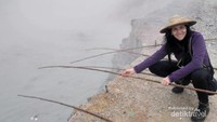 Memancing telur di kawah sikidang