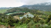 Menikmati telaga warna dari ketinggian jembatan merah putih