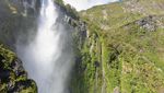 Pemandangan Cantik di 7 Air Terjun yang Langsung Turun ke Laut