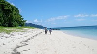 Pemandangan pantai Pulau Um