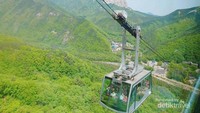 Menikmati indahnya seluruh pemandangan Taman Nasional Soeraksan menggunakan cable car.
