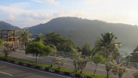Pemandangan Danau Aneuk Laot di sebelah kiri