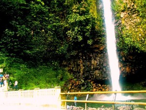 Pemandangan Fantastis Air Terjun Lembah Anai
