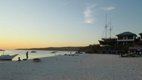 Pasir putih di pantai