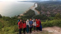 Saya bersama pengunjung Puncak Bukit Langkisau